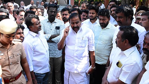 முன்னாள் அமைச்சர் மகேஸை சட்டப்பேரவை எதிர்க்கட்சி துணைத் தலைவர் கே.என்.நேரு செல்போனில் தொடர்பு கொண்டு பேசினார்.