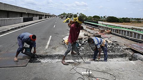 பருவமழைக்கு முன்பாக சாலைப் பணிகளை முடிக்க வேண்டும்: அதிகாரிகளுக்கு நெடுஞ்சாலைத் துறை அறிவுறுத்தல்