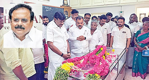 சிவகங்கையில் இ.எம்.சுதர்சன நாச்சியப்பன் உடலுக்கு அஞ்சலி செலுத்திய தமிழக காங்கிரஸ் தலைவர் மாணிக்கம் தாகூர், அமைச்சர் விசுவநாதன்.