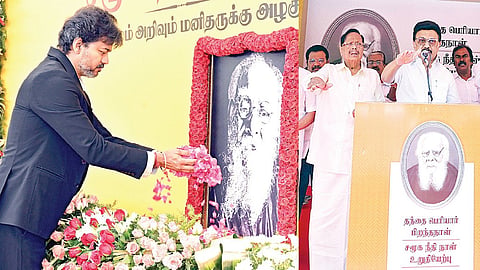 பெரியாரின் 148-வது பிறந்தநாள் நேற்று கொண்டாடப்பட்டது. இதையொட்டி, சென்னை தலைமைச் செயலகத்தில் அவரது படத்துக்கு முதல்வர் விஜய், மலர்தூவி மரியாதை செலுத்தினார். | சென்னை அறிவாலயத்தில் திமுக தலைவர் ஸ்டாலின் தலைமையில் சமூகநீதி நாள் உறுதிமொழி ஏற்கப்பட்டது.