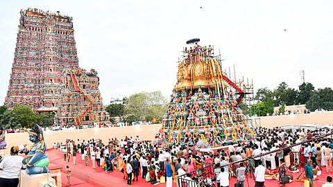 மீனாட்சி அம்மனின் தங்கக் கோபுர கலசங்களுக்கு புனித நீர் ஊற்றும் சிவாச்சாரியார்கள்.படம்: நா.தங்கரத்தினம்