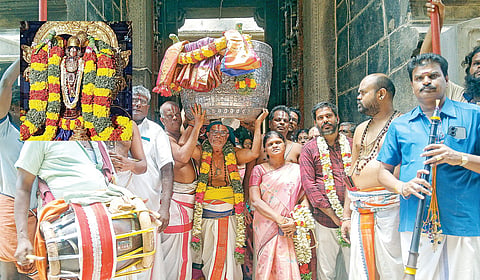 திருப்பதி பிரம்மோற்சவத்துக்காக வில்லிபுத்தூரில் இருந்து ஆண்டாள் சூடிய மாலை மேளதாளங்கள் முழங்க அனுப்பி வைக்கப்பட்டது. (உள்படம்) பிரம்மாண்ட மாலை சூடி சிறப்பு அலங்காரத்தில் காட்சியளித்த ஆண்டாள்.