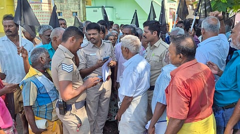 ஶ்ரீவில்லி.யில் 2-ம் நாளாக நெசவாளர்கள் வேலை நிறுத்தம்: மறியலில் ஈடுபட முயன்றோர் தடுத்து நிறுத்தம்