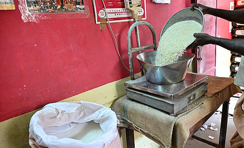 ரேஷன் கடைகள், கூட்டுறவு விற்பனை மையங்களில் குறைந்த விலையில் மளிகைப் பொருட்கள்: அரசு பரிசீலித்து வருவதாக தகவல்