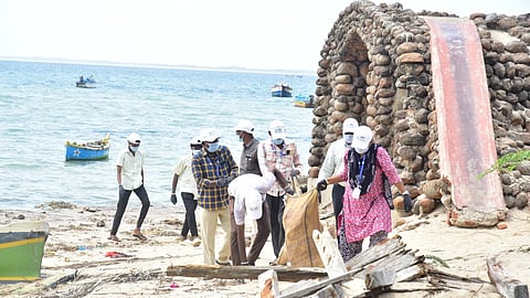 ராமேசுவரம், மண்டபம் கடற்கரையில் தூய்மைப் பணி: 2+ டன் குப்பைகள் சேகரிப்பு