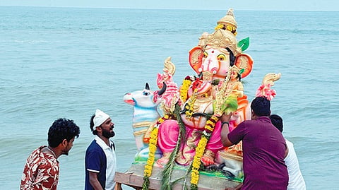 சென்னையில் விநாயகர் சிலைகள் கடலில் கரைப்பு: பாதுகாப்பு பணியில் 16,500 போலீஸார்