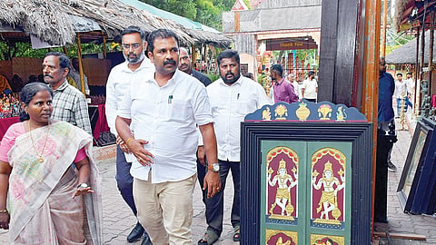 தெலங்கானா மாநிலம் ஹைதராபாத் ஷில்பராமம் வளாகத்தில், தமிழ்நாடு கைத்திறத் தொழில்கள் வளர்ச்சிக் கழகம் (பூம்புகார்) சார்பில், மாபெரும் கைவினைப் பொருட்கள் கண்காட்சியை குறு, சிறு மற்றும் நடுத்தரத் தொழில் நிறுவனங்கள் துறை அமைச்சர் பெ.மதன்ராஜா தொடங்கி வைத்து பார்வையிட்டார். நிகழ்வில், தமிழ்நாடு கைத்திறத் தொழில்கள் வளர்ச்சிக் கழகத்தின் மேலாண்மை இயக்குநர் எஸ்.அமிர்த ஜோதி மற்றும் அரசு உயர் அலுவலர்கள் உடனிருந்தனர்.