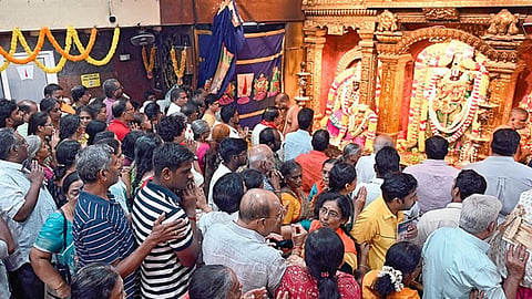 புரட்டாசி மாத முதல் சனிக்கிழமை: பெருமாள் கோயில்களில் பக்தர்கள் கூட்டம் அலைமோதியது