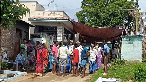 தருமபுரி அருகே சடலத்துடன் மக்கள் போராட்டம் - மயான பாதையை மீட்டுத்தர கோரிக்கை