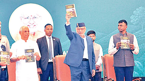 குன்னூரில் நடந்த விழாவில் உபாசி தேயிலை ஆராய்ச்சி மைய நூற்றாண்டு விழா மலரை குடியரசு துணைத் தலைவர் சி.பி.ராதாகிருஷ்ணன் நேற்று வெளியிட்டார். உடன், தமிழக ஆளுநர் ராஜேந்திர விஸ்வநாத் அர்லேகர் உள்ளிட்டோர். படம்: ஆர்.டி.சிவசங்கர்