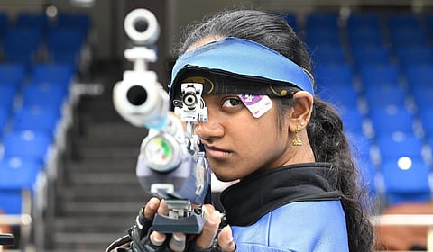 துப்பாக்கிச் சுடுதலில் வெள்ளிப் பதக்கம் வென்ற இளவேனில் வாலறிவனுக்கு முதல்வர் விஜய் வாழ்த்து