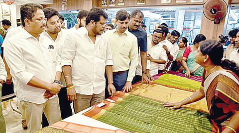 ஈரோட்டில் வசந்தம் கோ-ஆப்டெக்ஸ் விற்பனை நிலையத்தில் தீபாவளி சிறப்பு தள்ளுபடி விற்பனையை நேற்று தொடங்கி வைத்தபின் சேலை ரகங்களை அமைச்சர் விஜய் பாலாஜி மற்றும் அதிகாரிகள் பார்வையிட்டனர்.