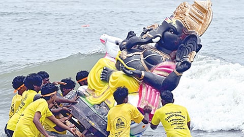 சென்னையில் விநாயகர் ஊர்வலம் கோலாகலம்: 2 ஆயிரத்துக்கும் மேற்பட்ட சிலைகள் கடலில் கரைப்பு