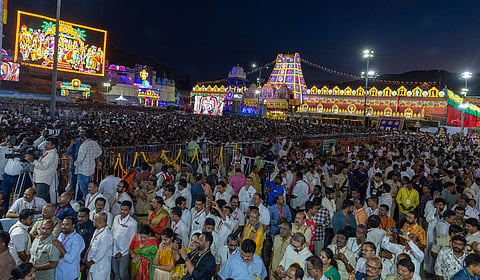 திருப்பதி பிரம்மோற்சவ விழா சர்வ தரிசனத்துக்கு 8 கி.மீ. தூரம் நடக்க வேண்டுமா? - பக்தர்கள் அதிருப்தி