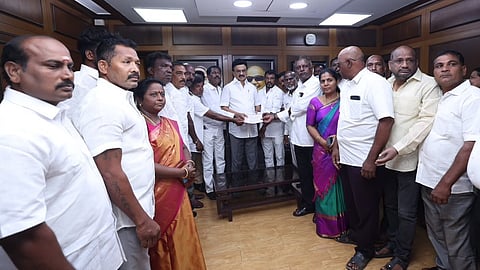 திமுக தலைவர் மு.க.ஸ்டாலினை அனைத்து மீனவர் சங்க நிர்வாகிகள் நேரில் சந்தித்த போது..