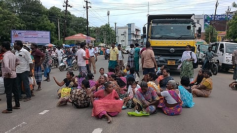 அரியலூர் அருகே இளைஞர் வெட்டிக் கொலை - நடவடிக்கை கோரி உறவினர்கள் மறியல்
