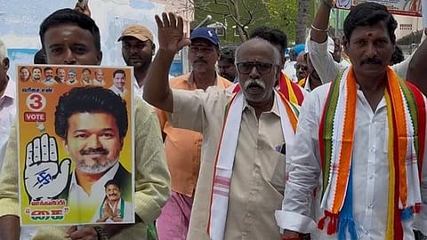 தட்டாஞ்சாவடி இடைத்தேர்தல்: விஜய்க்கு முன்னுரிமை அளித்து காங்கிரஸ் வாக்கு சேகரிப்பு