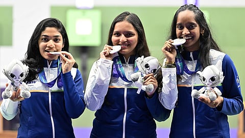 ஆசிய துப்பாக்கிச் சுடுதல் போட்டியின் ஒற்றையர், அணிப் பிரிவில் 2 வெள்ளி வென்றார் இளவேனில் வாலறிவன்