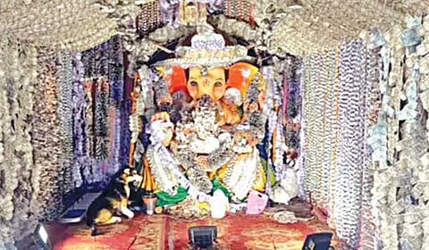4.50 கோடி ரூபாய் நோட்டுகளால் விநாயகருக்கு அலங்காரம்
