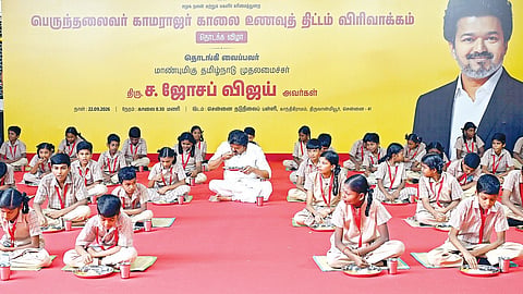 காமராஜர் காலை உணவுத் திட்ட விரிவாக்கத்தை, திருவான்மியூர் காந்தி கிராமம் சென்னை நடுநிலைப் பள்ளியில் முதல்வர் விஜய் நேற்று தொடங்கி வைத்து மாணவர்களுடன் தரையில் அமர்ந்து உணவருந்தினார்.படம்: எல்.சீனிவாசன்