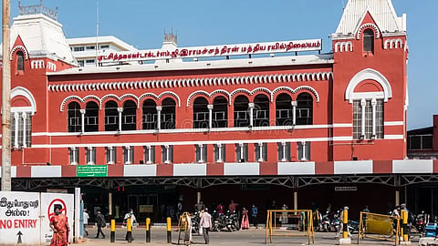 ரயிலில் தவறவிட்ட 5 பவுன், ரூ.43 ஆயிரம் மீட்பு: முதியவரின் நேர்மைக்கு பெண் பயணி நன்றி