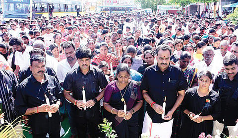 கரூர் பழைய பேருந்து நிலைய ரவுண்டானா அருகே வைக்கப்பட்டிருந்த பதாகை முன்பு மலர் வளையம் வைத்து அஞ்சலி செலுத்திய மாநில துணை பொதுச் செயலாளர் எம்.ஆர்.விஜயபாஸ்கர், எம்எல்ஏ ம.சத்யா, மாவட்டச் செயலாளர்கள் வி.பி.மதியழகன், பாலசுப்பிரமணியன் உள்ளிட்டோர். படம்: க.ராதாகிருஷ்ணன்