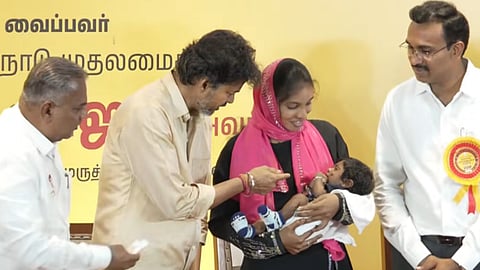 மத நல்லிணக்கத்தை வெளிப்படுத்தும் வகையில் 3 மதங்களைச் சேர்ந்த குழந்தைகளுக்கு தங்க மோதிரம்