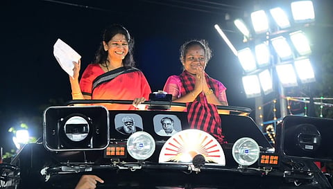 தாராபுரம் சட்டப்பேரவைத் தொகுதி இடைத்தேர்தலுக்காக கோவிந்தாபுரத்தில் திமுக வேட்பாளரை ஆதரித்து அக்கட்சியின் துணை பொதுச் செயலாளரும், எம்.பி.யுமான கனிமொழி பிரச்சாரம் செய்தார்.