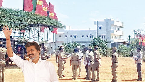 தாராபுரத்தில் முதல்வர் விஜய் பங்கேற்கும் பிரச்சார பொதுக்கூட்டம் நடைபெறும் இடத்தில் நேற்று பாதுகாப்பு தொடர்பான ஆய்வு மேற்கொண்ட போலீஸார்.