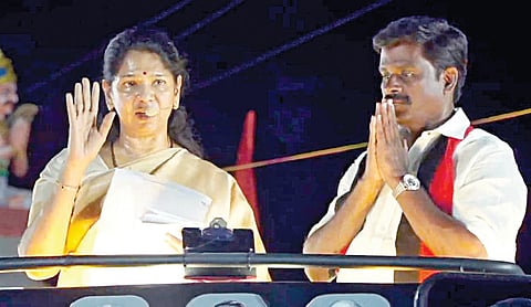 மதுராந்தகத்தில் திமுக வேட்பாளர் பரந்தாமனை ஆதரித்து மாமண்டூர் பகுதியில் திறந்த வேனில் பிரச்சாரத்தில் ஈடுபட்ட கனிமொழி எம்.பி.