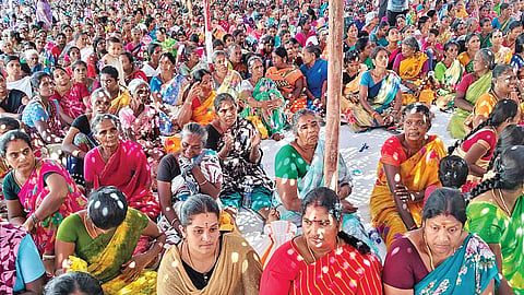 கடமலைக்குண்டுவில் 4-வது நாளாக நடைபெற்ற காத்திருப்பு பேராட்டத்தில் பங்கேற்றவர்களின் ஒருபகுதி.