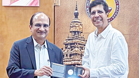 புரிந்துணர்வு ஒப்பந்தங்களைப் பரிமாறிக்கொண்ட பிட்ஸ் பிலானி துணைவேந்தர் வி.ராமகோபால் ராவ், சென்னை ஐஐடி இயக்குநர் வீ.காமகோடி.