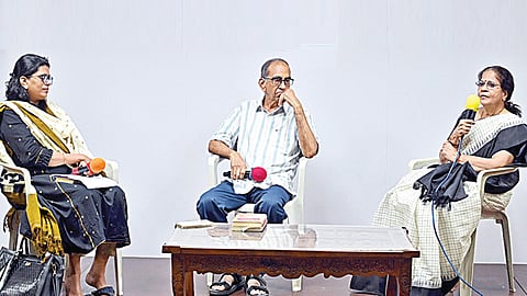 ஆழ்வார்பேட்டையில் நடைபெற்ற ‘தி ஸ்டோன் இன் தி பேக்யார்டு’ நூல் குறித்த கலந்துரையாடலில் பங்கேற்ற மூத்த பத்திரிகையாளர் கவிதா முரளிதரன், நூலை மொழி பெயர்த்த ஸ்ரீராமன், எழுத்தாளர் கே.பாரதி. | படம்: எஸ்.சத்தியசீலன் |