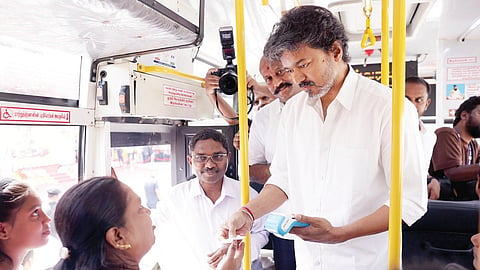 கோயம்பேடு பேருந்து முனையத்தில் ‘வெற்றிப் பயணம்’ திட்டத்தை முதல்வர் விஜய் தொடங்கி வைத்து, மகளிருக்கு பயணச்சீட்டு வழங்கினார். இதில் அமைச்சர் விஜய் தமிழன் பார்த்திபன், துறை செயலர் இல.நிர்மல்ராஜ் மற்றும் அரசு உயர் அதிகாரிகள் பங்கேற்றனர்.