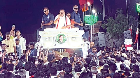 தாராபுரத்தை அடுத்த தளவாய்பட்டணத்தில் அதிமுக வேட்பாளர் பானுமதியை ஆதரித்துப் பேசிய அக்கட்சியின் பொதுச் செயலாளர் பழனிசாமி.