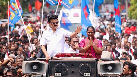 தாராபுரத்தில் ஸ்டாலின் ‘ரோடு ஷோ’ - வழிநெடுகிலும் திரண்டு தொண்டர்கள் உற்சாக வரவேற்பு