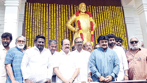 நடிகர் திலகம் சிவாஜி கணேசனின் பிறந்தநாளை முன்னிட்டு தமிழ்நாடு அரசின் சார்பில், சென்னை அடையாறு மணிமண்டபத்தில் உள்ள அவரது சிலைக்கு சட்டப்பேரவைத் தலைவர் ஜே.சி.டி.பிரபாகர், அமைச்சர்கள் வெங்கடரமணன், ராஜ்மோகன், வன்னி அரசு ஆகியோர் மலர்தூவி மரியாதை செலுத்தினர். உடன் தமிழ் வளர்ச்சி மற்றும் செய்தித் துறை செயலாளர் வே.ராஜாராமன், செய்தி மக்கள் தொடர்புத் துறை இயக்குநர் அ.அருண் தம்புராஜ், சிவாஜி கணேசனின் மகன்கள் ராம்குமார், பிரபு உள்ளிட்டோர்.
