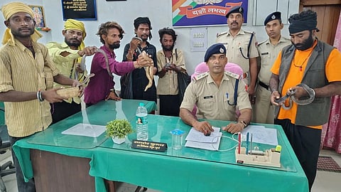 பிஹாரில் ரயிலில் பாம்புகளை காட்டி பணம் பறித்த 6 பேர் கைது