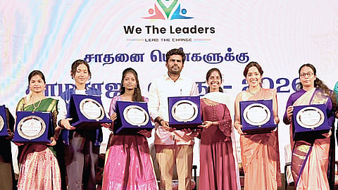 காமராஜர் நினைவு நாளை முன்னிட்டு, ‘வீ த லீடர்ஸ்’ அமைப்பு சார்பில் சென்னை ஆழ்வார்பேட்டையில் நேற்று நடைபெற்ற நிகழ்ச்சியில், தமிழகம் முழுவதும் பல்வேறு துறைகளில் சாதனை புரிந்த 11 பெண்களுக்கு அமைப்பின் தலைவர் அண்ணாமலை விருதுகளை வழங்கி கவுரவித்தார். | படம்: ம.பிரபு |