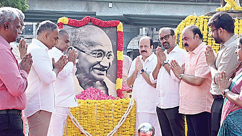 சென்னை எழும்பூரில் உள்ள அரசு அருங்காட்சியகத்தில், காந்தியடிகளின் உருவப்படத்துக்கு சட்டப்பேரவைத் தலைவர் ஜே.சி.டி.பிரபாகர், அமைச்சர்கள் என்.ஆனந்த், வெங்கட்ரமணன், ராம்குமார் எம்எல்ஏ உள்ளிட்டோர் மலர்தூவி மரியாதை செலுத்தினர். | படம்: எல்.சீனிவாசன் |