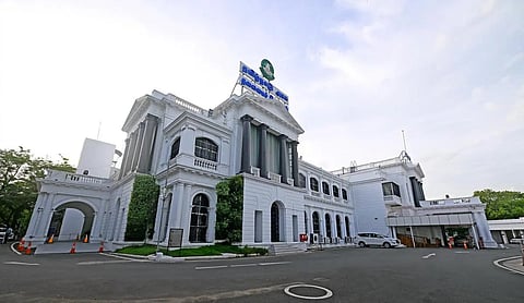 இருமொழிக் கொள்கைக்கு எதிராக அதிகாரிகள் செயல்பட்டால் கடும் நடவடிக்கை: தமிழக அரசு எச்சரிக்கை
