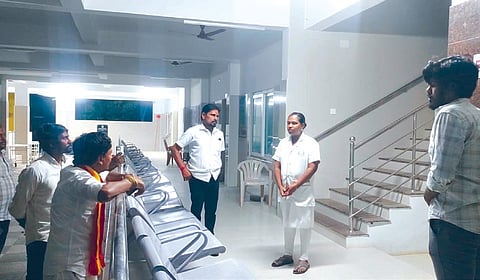 ஏரல் அரசு ஆரம்ப சுகாதார நிலையத்தில் நள்ளிரவில் ஆய்வு மேற்கொண்ட ஸ்ரீவைகுண்டம் தொகுதி தவெக எம்எல்ஏ கு.சரவணன்.