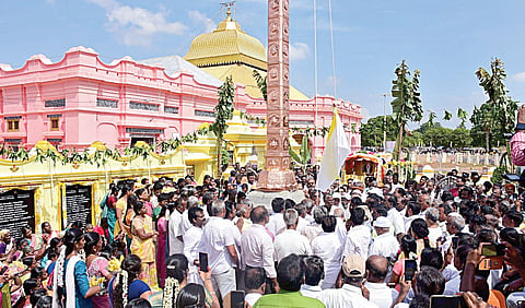 வள்ளலாரின் அவதார தின விழாவையொட்டி, வடலூர் சத்திய ஞானசபையில் சன்மார்க்க கொடியேற்றப்பட்டது.