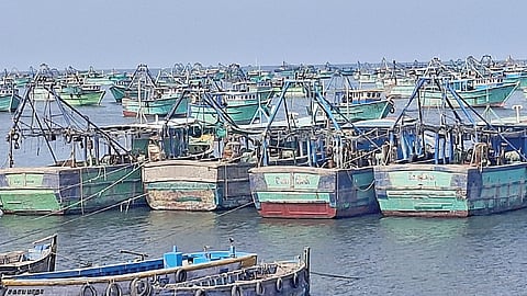 இலங்கை சிறையில் உள்ள மீனவர்களை விடுவிக்க கோரி ராமேசுவரம் மீனவர்கள் வேலைநிறுத்தம் தொடக்கம்