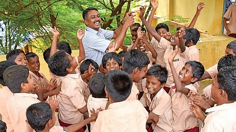 கல்வியால் மட்டுமே மாற்றம் சாத்தியமா? - ஓர் ஆசிரியக் கனவு 1