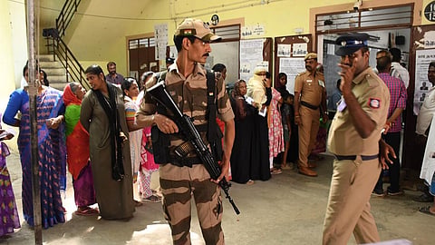 தாராபுரம் கொழிஞ்சுவாடி நகராட்சி நடுநிலைப் பள்ளி, வாக்குச்சாவடி மையம்.
