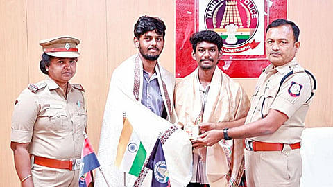 ரயிலில் தவறவிட்ட ரூ.12 லட்சம் தங்கம், பணம் ஒப்படைப்பு: கல்லூரி மாணவர்களின் நேர்மைக்கு பாராட்டு