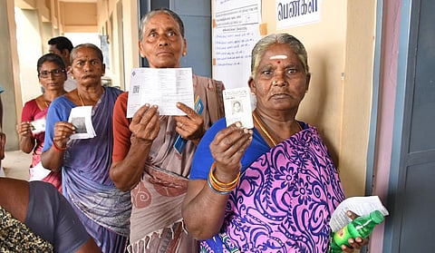 திருப்பூர் மாவட்ட தாராபுரம் இடைத்தேர்தலில் வாக்களிக்க குண்டடம் அரசு மேல்நிலைப் பள்ளியில் வரிசையாக நிற்கும் வாக்காளர்கள். படம்: ஜெ. மனோகரன்