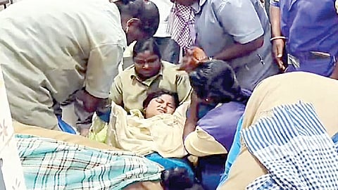 மயங்கி விழுந்த நகராட்சி ஆணையர் புஷ்ராவை ஆம்புலன்ஸில் ஏற்றும் தூய்மைப் பணியாளர்கள்.