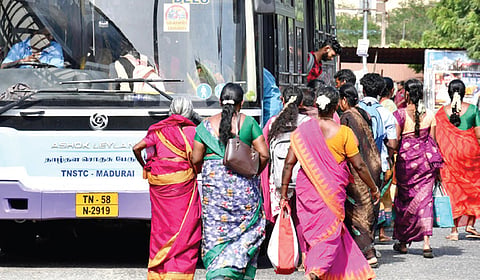 மதுரை மாட்டுத்தாவணி பேருந்து நிலையத்தில் அரசுப் பேருந்தில் ஏறுவதற்கு அலைமோதும் பெண் பயணிகள் கூட்டம். படம்: நா.தங்கரத்தினம்.